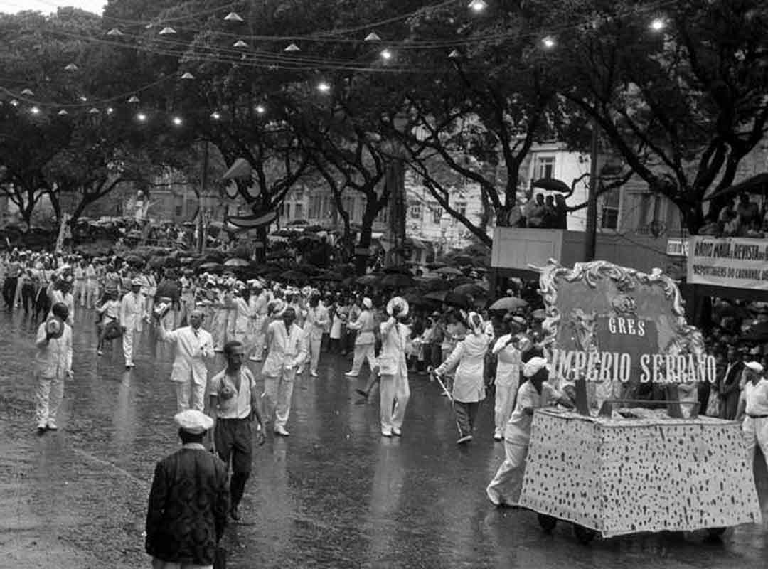 <p>Em 1965, o Acadêmicos do Salgueiro trouxe componentes que usavam fantasias que faziam referência ao enredo. Desenvolvido pelos célebres carnavalescos Fernando Pamplona e Arlindo Rodrigues, o desfile foi baseado na obra História do Carnaval Carioca, da escritora Eneida de Moraes. </p>
