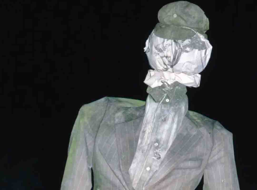 Um espantalho que sugere um fantasma, nas palavras do prÃ³prio fotÃ³grafo. Colin Garrat cita o poeta Walter de la Mare, que referia-se a figuras que assustavam nÃ£o sÃ³ os corvos como atÃ© mesmo os homens. 

