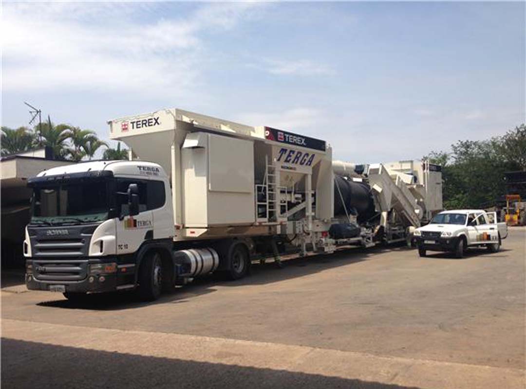 Estudo recente da Universidade Federal de Goiás sobre o asfalto utilizado em diversas regiões brasileiras concluiu que há materiais, como a borracha triturada, que prolongam a durabilidade das rodovias. E podem ser adotados com mais frequência. 