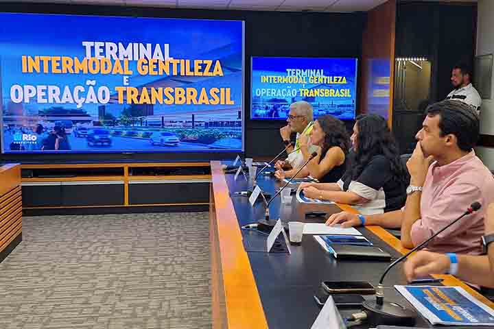 Assim, na fase inicial das mudanças, o VLT vai atuar com a linha 1, já existente, mas que agora deixa de ir até a Praia Formosa e passa a fazer o traçado Santos Dumont x TIG. A linha 4, que fará o traçado Praça XV x Terminal Gentileza) tem o trajeto parecido com a já existente Linha 2. - Divulgação Prefeitura do Rio de Janeiro