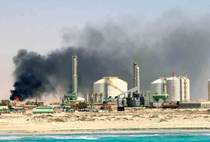 A Líbia possui uma extensa rede de oleodutos que liga os principais campos petrolíferos da bacia de Sirte aos portos de Es Sider, Ras Lanuf e Brega, na costa mediterrânea. Essa infraestrutura é vital para o escoamento do petróleo bruto do país e para o abastecimento dos mercados internacionais.
