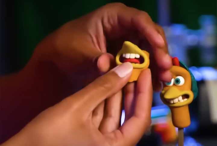 Esses filmes costumam ser chamados também de "clay animations" (animações em argila). No caso da franquia "A Fuga das Galinhas", a equipe da Aardman Animations optou pelo uso de Lewis Newplast, um tipo específico de plasticina que reage bem às luzes quentes do estúdio. 