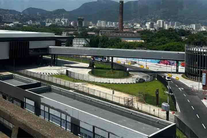 "O VLT complementa aqui a sua vocação. Ele nasceu como instrumento de integração de todos os demais modais da cidade, navios, ônibus, aviões, metrô e o BRT, que agora traz o cumprimento dessa nossa vocação. Após a integração com a região portuária, revitalizada na época das Olimpíadas, agora temos a possibilidade de o nosso usuário da região da Avenida Brasil chegar ao Centro do Rio, onde estão majoritariamente os empregos da cidade", disse José Carlos Alves. - Divulgação Prefeitura do Rio de Janeiro