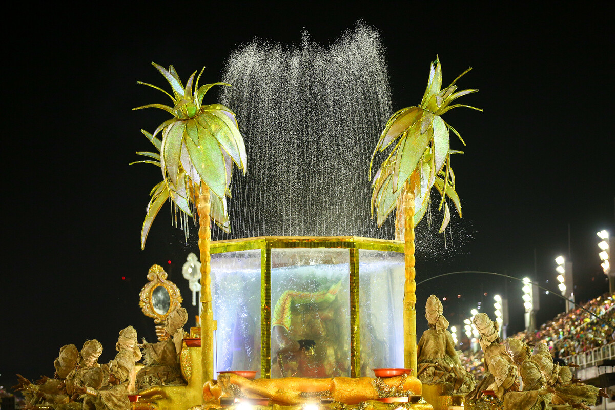 <p>A Unidos do Viradouro conquistou o segundo título de sua história na elite do Carnaval carioca em 2020. Com um enredo sobre as “Ganhadeiras de Itapoã”, a escola de Niterói levou uma Comissão de Frente com mulheres quarando roupas e a presença de um aquário, com uma sereia que encantou o público.</p>
