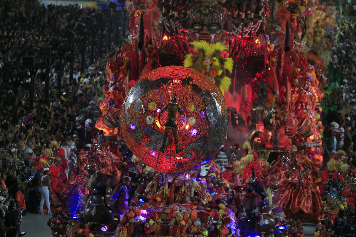 <p>A Comissão de frente é a primeira ala de um desfile de escola de samba. Ela tem a tarefa de descrever resumidamente o enredo, com elementos da história que será contada ao longo dos 70 minutos na Sapucaí. Os coreógrafos costumam trazer muitas surpresas no intuito de emocionar e encantar o público e contagiar a avenida para o restante do desfile.</p>
