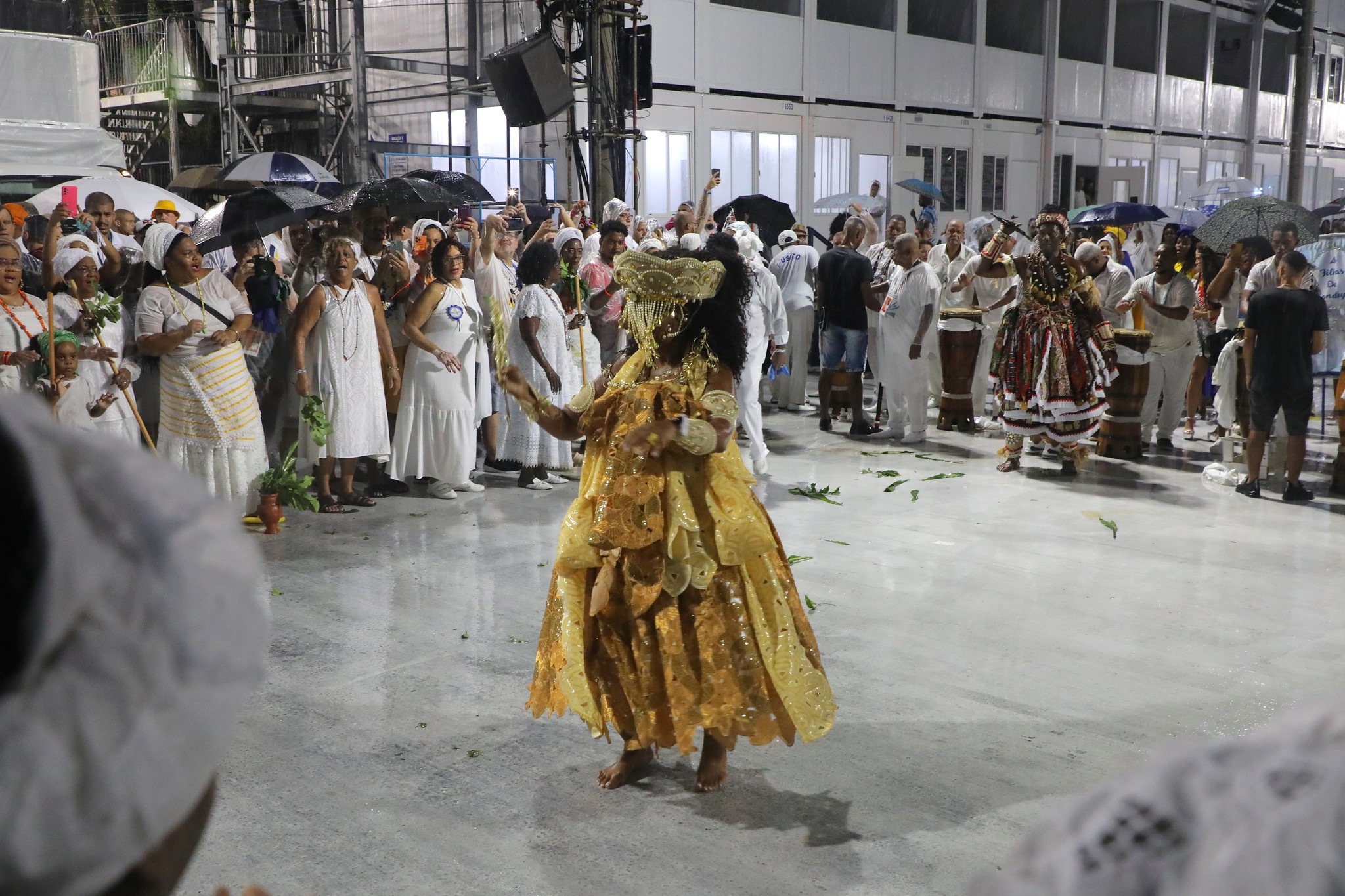 Na reta final dos ensaios técnicos tradicionalmente, acontece a lavagem do Sambódromo. Bem perto do Carnaval, o ritual é realizado por baianas das escolas de samba que lavam a Avenida com ervas, água de cheiro e água benta. A ideia é abrir os caminhos para os desfiles e trazer sorte e vibrações positivas para as agremiações