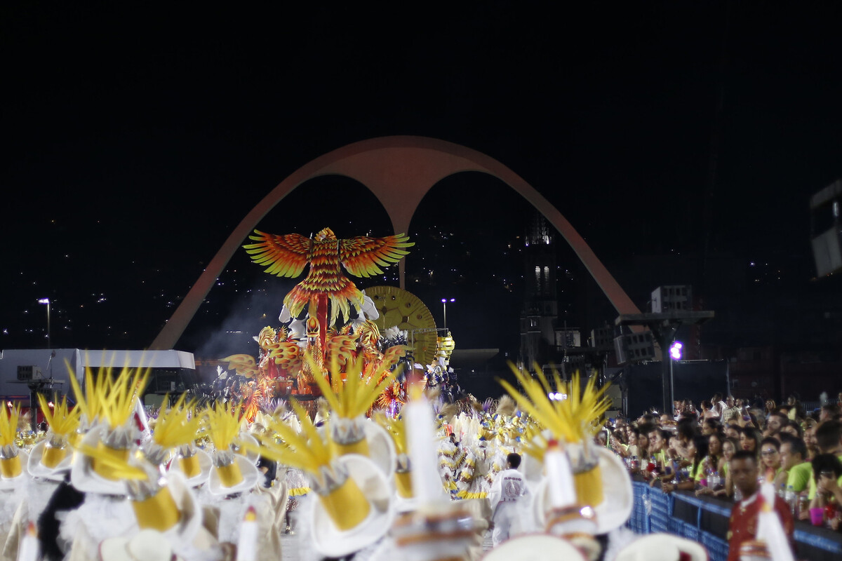 Cada jurado fica encarregado de apenas um quesito e não pode dar a nota influenciado por outras partes do desfile. Apesar de ser um julgamento de expressões artísticas, o trabalho tem que ser imparcial e isento de emoções, com um distanciamento das reações do público e dos comentaristas e especialistas. 