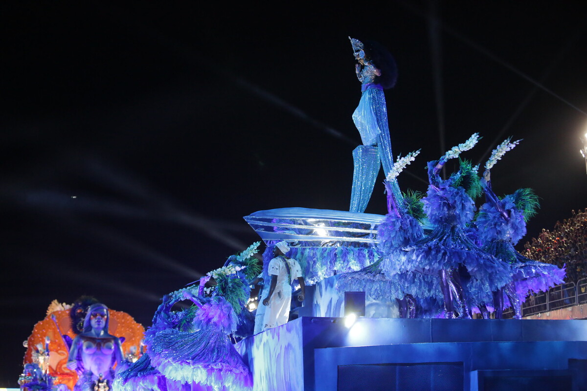 <p>Com o passar dos anos, as comissões tornavam-se cada vez maiores e mais esperadas pelo público. Foi a partir disso que surgiram os tripés, que eram utilizados antes das alegorias triplicarem de tamanho. São “mini carros alegóricos”, com elementos do enredo, que contribuem para o melhor entendimento da apresentação. Atualmente, todas as escolas utilizam este recurso.</p>
