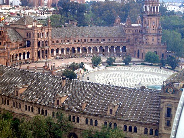 A praça é um dos locais mais importantes na cultura local, palco de espetáculos e desfiles de moda a céu aberto.  Sevilha é a terceira cidade mais visitada da Espanha.-Lobillo, Nachbearbeitung: wikimedia commons