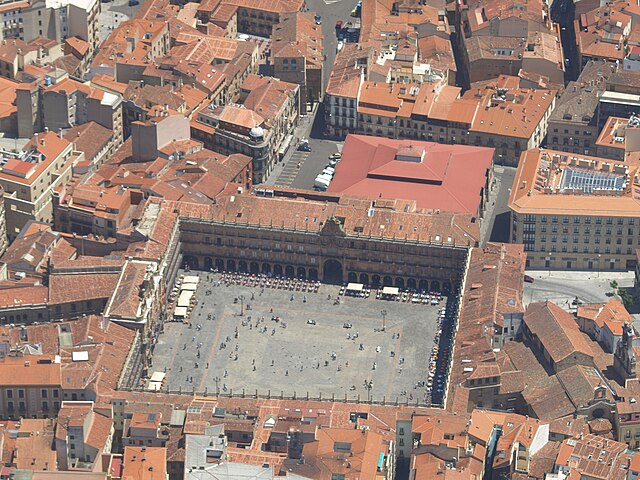 Salamanca também tem a sua Plaza Mayor. O município faz parte da província homônima, na comunidade autónoma de Castela e Leão, uma área habitada desde o primeiro milênio antes de Cristo. Em estilo barroco, a praça fica no coração da cidade e é o ponto de encontro de todos. -Alfontinto - wikimedia commons