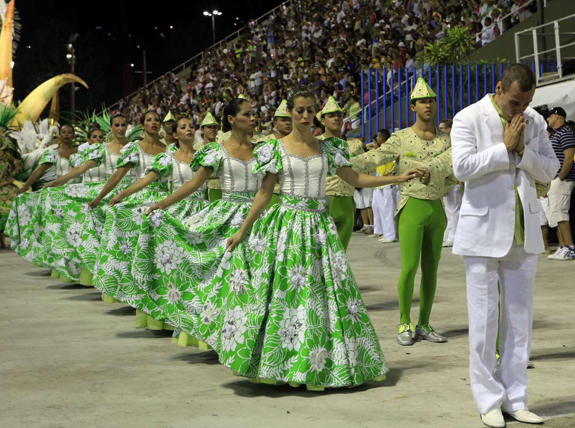 <p>A história da comissão de frente está intimamente ligada à velha guarda, que costumava apresentar as escolas logo no início dos desfiles. Ela era formada pelos integrantes mais antigos da agremiação e apresentavam o que viriam pela frente. Saudavam o público como forma de apresentação.</p>
