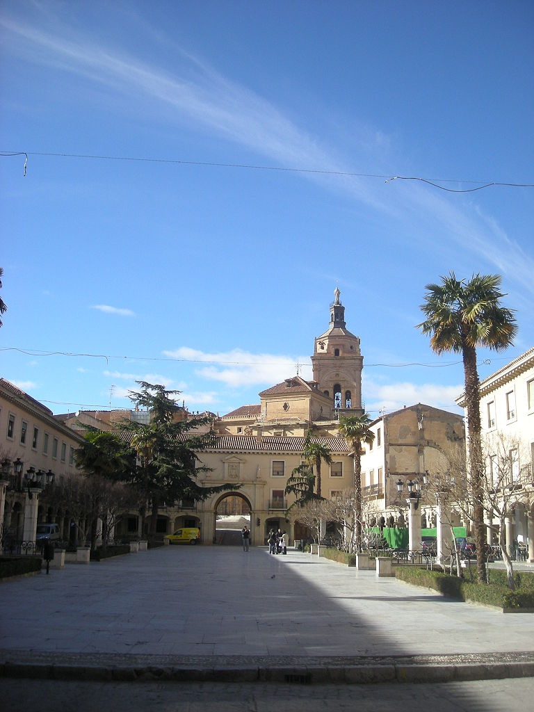 Em Granada, comunidade autônoma da Andaluzia, fica a cidade de Guadix, um dos locais mais antigos de ocupação na Península Ibérica.  E ali destaca-se a Praça da Constituição, com edifícios históricos, local de encontro dos moradores e de visitação turística. -Enrique Íñiguez Rodríguez (Qoan) wikimedia commons