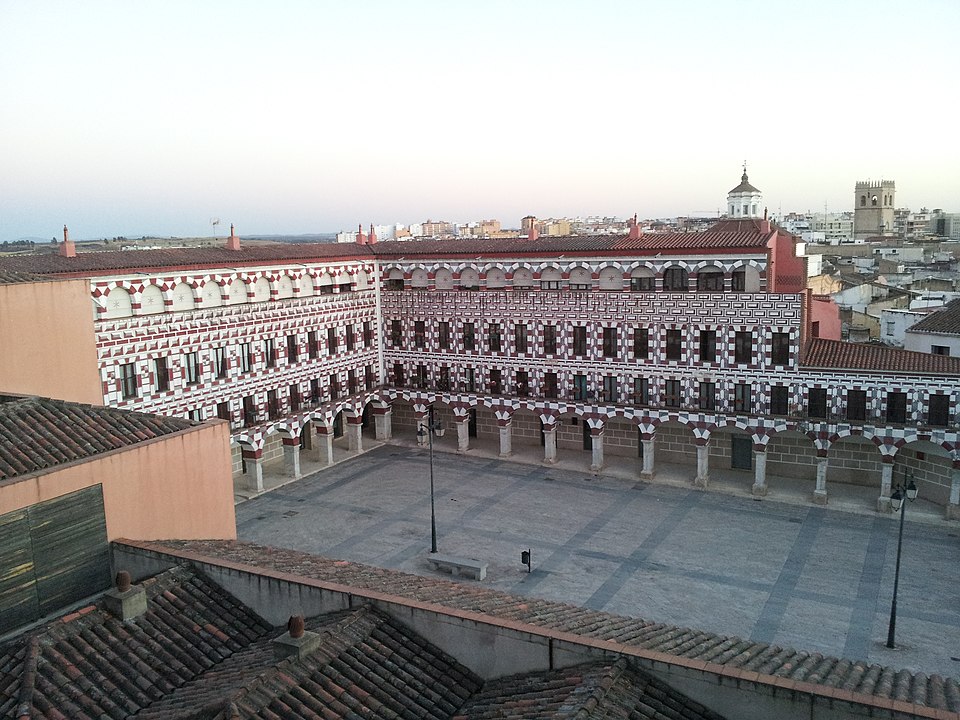 Na cidade de Badajoz, a maior da regiÃ£o da Estremadura, fica a PraÃ§a Alta, cuja  arquitetura e estilo de decoraÃ§Ã£o preservam caracterÃ­sticas de sua origem . A cidadela foi construÃ­da durante o domÃ­nio muÃ§ulmano hÃ¡ mais de mil anos. -Takashi kurita.  wikimedia commons