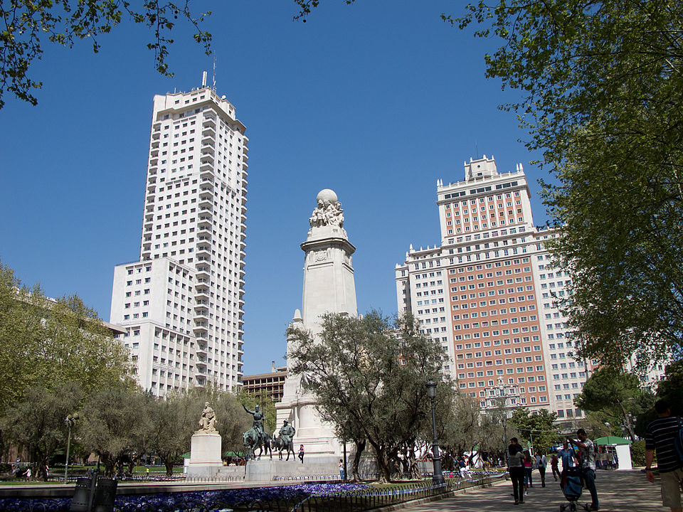 Inclusive a capital, Madrid, tem a sua  Plaza de España, no Centro da cidade. É da praça que sai a principal rua da cidade, a Gran Via. E nessa área ficam duas importantes construções: o Edifício España e a Torre de Madrid. -- Carlos Delgado wikimedia commons 