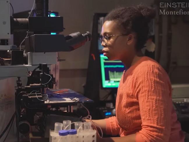 Foi uma das primeiras instituições nos Estados Unidos a oferecer um programa de graduação de seis anos que combina bacharelado e mestrado em medicina.