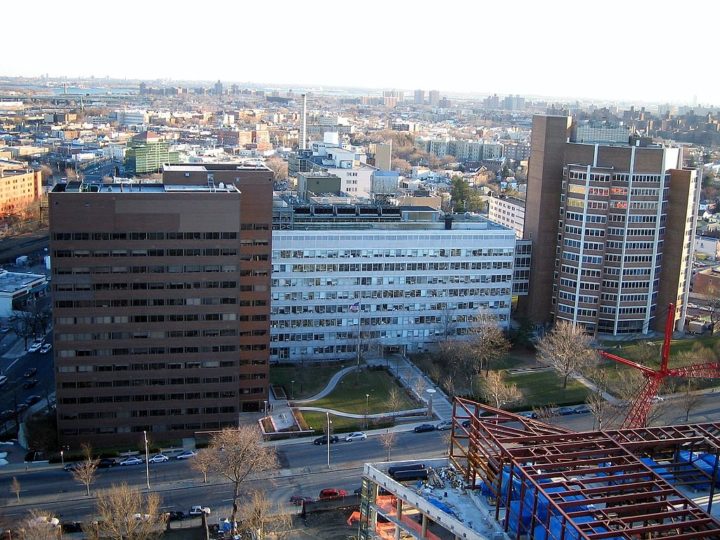 A doação também chamou a atenção pelo fato de ter sido destinada a uma faculdade no Bronx, considerado o bairro mais pobre e com os piores indicadores de saúde em Nova York, de acordo com o Instituto de Saúde Populacional da Universidade de Wisconsin.