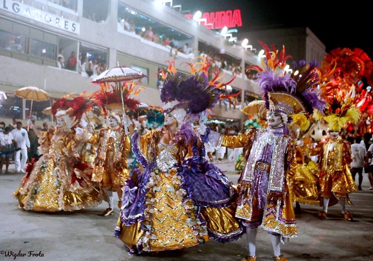 <p>Além disso, os membros deste quesito precisam realizar uma apresentação coreografada, com sintonia nos passos e interação com os elementos cenográficos. Necessitam estar com as fantasias completas e bem acabadas, assim como o tripé, que é uma “mini alegoria”, que costuma auxiliar na apresentação e guardar as surpresas.</p>
