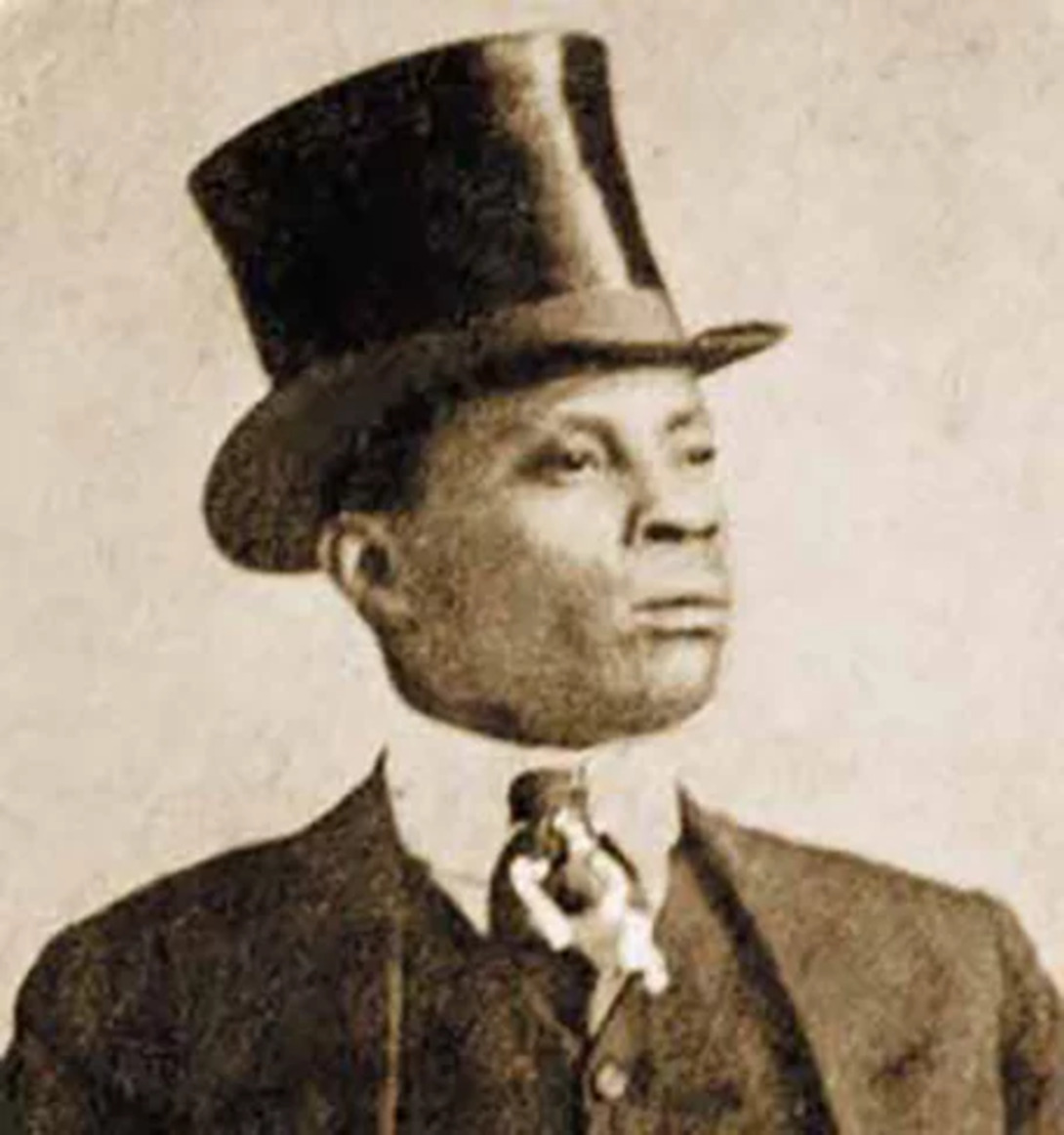 <p>A primeira personificação do Rei Momo no Brasil é de 1910 em uma opereta de Benjamin de Oliveira, conhecido como o primeiro palhaço negro do país, no Circo Spinelli. </p>
