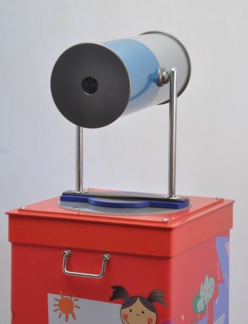 As câmeras pinhole são um dos tipos mais simples de câmeras e podem ser feitas com materiais simples, como uma caixa de sapatos, papel alumínio e um alfinete. 