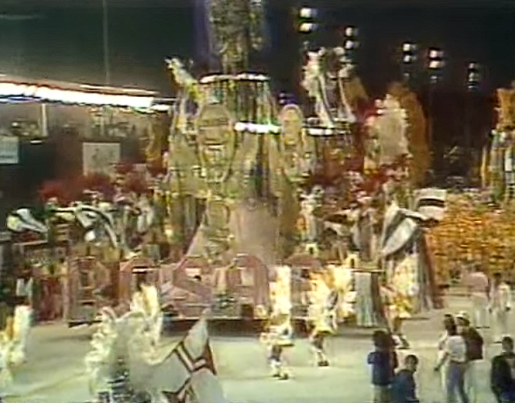 O Sambódromo do Anhembi continuou em obras para as apresentações de 1992. Durante os desfiles, a Rosas de Ouro conquistou o público e os jurados e foi tricampeã, com um enredo que homenageou São Paulo. - Reprodução/Canal 
Família Sambamor