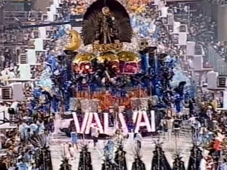 A Vai-Vai também ficou com o título de 1999 (bicampeonato), ao desfilar com um enredo sobre as vidências do profeta francês Nostradamus. O tema místico proporcionou um belo desfile, que fez com que a agremiação da Bela Vista  faturasse mais um título no Anhembi. - Reprodução/Canal 
Flávio Baccarat Futebol e Carnaval