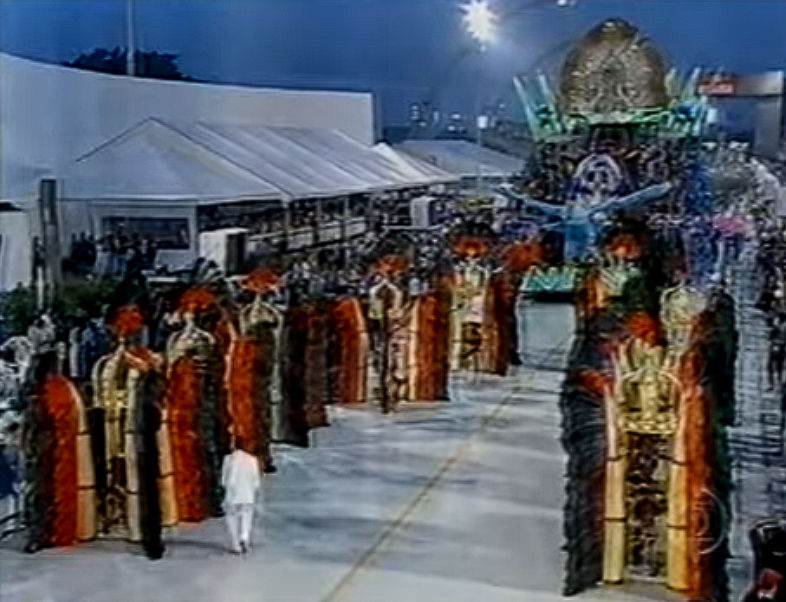 Em 2001, a tradicional Nenê de Vila Matilde conquistou o último título de sua história, até então. Com um enredo sobre a negritude, a escola conquistou um título que não vinha há 16 anos, conquista esta que foi dividida com a Vai-Vai. No entanto, caso houvesse o desempate, ela seria considerada campeã sozinha, já que conquistou apenas uma nota 9,5 contra quatro notas 9,5 da escola da Bela Vista. - Reprodução/Canal Eduardo Rodrigues