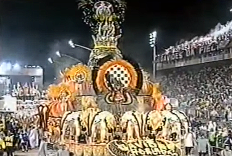 O critério de desempate, que voltou a vigorar neste ano no Carnaval de São Paulo, nem precisou ser usado. Com nota máxima em todos os quesitos, a Gaviões da Fiel tornou-se a campeã em 2002.  A escola levou o título com enredo sobre a história do jogo de xadrez e também de lutas políticas e sociais. - Reprodução/Canal 
Museu da Imagem e do somdo Carnaval