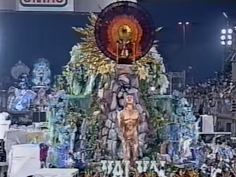 A Vai-Vai também foi campeã do carnaval 2001, pela 12. ª vez em sua história, se tornando a primeira tetracampeã do Sambódromo do Anhembi. A escola fez uma analogia sobre alegria e paz através da luz. - Reprodução/Canal 
Thiago Tapajós