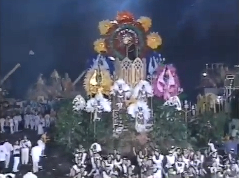 Em 2000, a X-9 Paulistana levou o campeonato com a Vai-Vai, ao sacudir o Sambódromo com o enredo ?Quem É Você, Café??, em que contou o ciclo cafeeiro no Brasil acontecido didaticamente no período ?inicial? de 1730 a 1770. - Reprodução/Canal Jonas Bastos