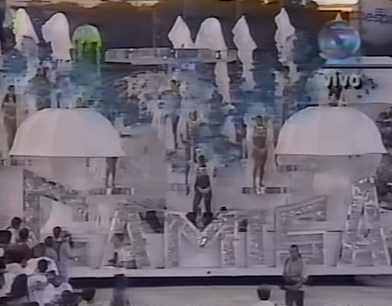 A Camisa Verde e Branco conquistou mais um título. Desta vez, em 1993, com um enredo sobre a superstição dos amuletos e talismãs. - Reprodução/Canal 
Thiago Tapajós