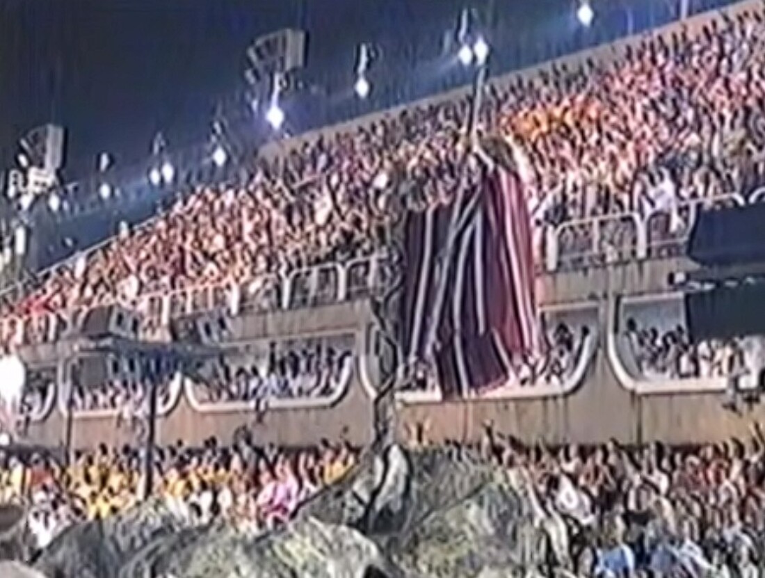 <p>Com um enredo sobre os dez mandamentos, a Mangueira trouxe, em 2003, uma Comissão de Frente impressionante. Ela representou Moisés levitando em seu encontro com Deus. Um truque de ilusionismo que não era tão utilizado e que levou o público da Sapucaí ao delírio, sob a batuta de Carlinhos de Jesus.</p>
