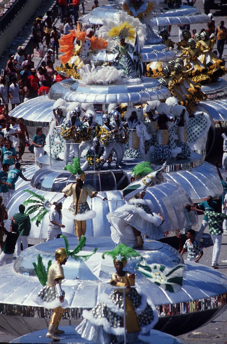 <p>A Mocidade Independente de Padre Miguel foi a campeã de 1985, com o enredo que projetava o carnaval e as festas folclóricas brasileiras sendo realizadas no espaço sideral, no ano de 2001. O enredo “Ziriguidum 2001, Um Carnaval nas Estrelas” foi desenvolvido pelo saudoso carnavalesco Fernando Pinto.</p>
