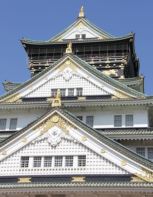 A torre principal: Reconstruída em 1931, a torre do castelo oferece uma vista panorâmica espetacular da cidade de Osaka. No interior, um museu abriga diversos artefatos históricos relacionados ao castelo e seus senhores.
