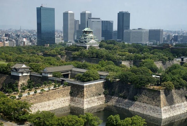 O castelo fica bem no meio do Parque PÃºblico do Castelo de Osaka. O espaÃ§o todo tem cerca de 1 km quadrado de extensÃ£o, formando um dos pontos turÃ­sticos mais populares da cidade. Veja alguns detalhes particulares do castelo!