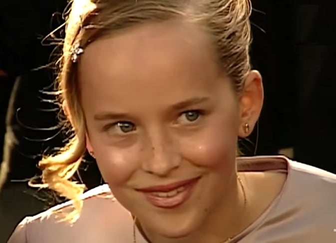 Dakota Johnson estreou no cinema em 1999, no filme “Loucos do Alabama”, dirigido por Antonio Banderas, seu ex-padrasto.
