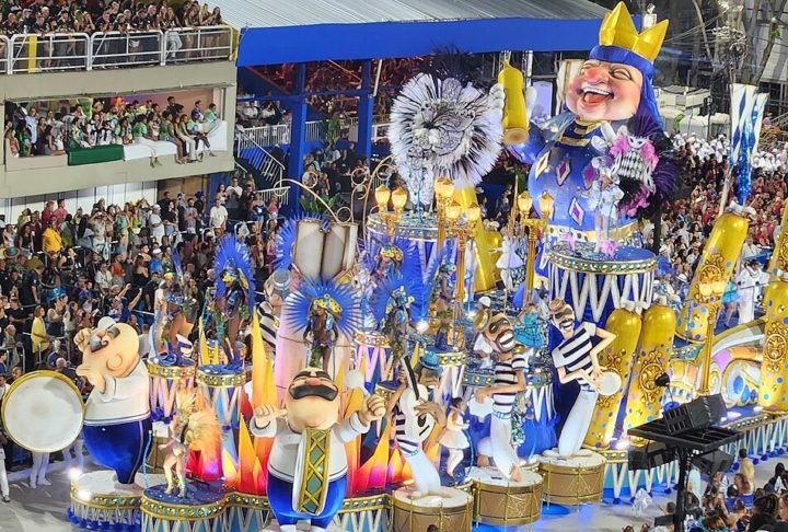 <p>O tema percorreu a trajetória gloriosa da escola e homenageou grandes nomes que marcaram a história da agremiação, que acabou ficando em 4º lugar.</p>
