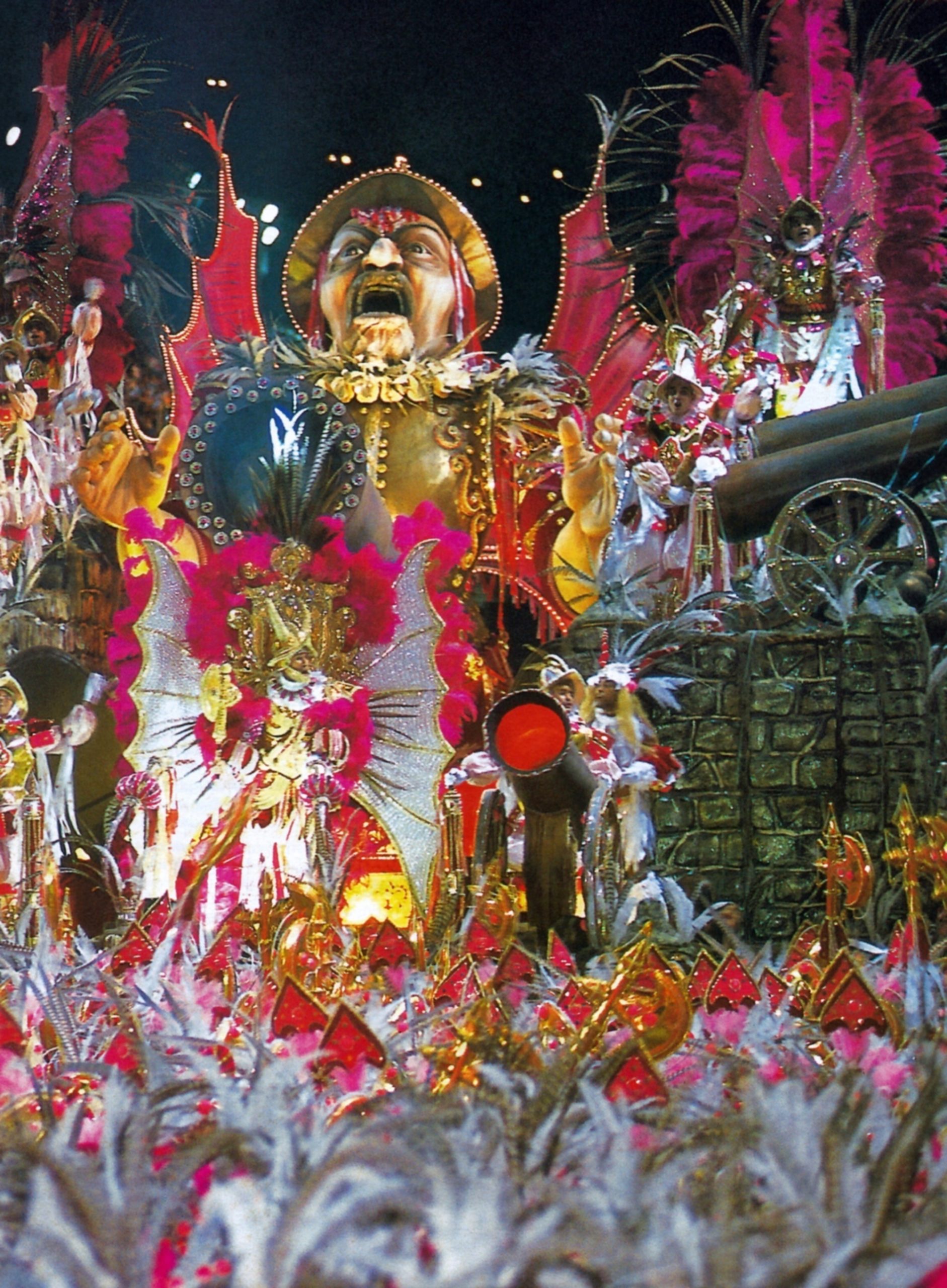 <p>A Mangueira voltou a ganhar o carnaval, quatro anos depois de seu último título. A verde e rosa realizou um desfile sobre a região nordeste do Brasil, com o enredo “Brazil com Z É pra Cabra da Peste, Brasil com S É Nação do Nordeste”, desenvolvido pelo carnavalesco Max Lopes. Destaque para a comissão de frente de Carlinhos de Jesus, com bailarinas contorcionistas. </p>
