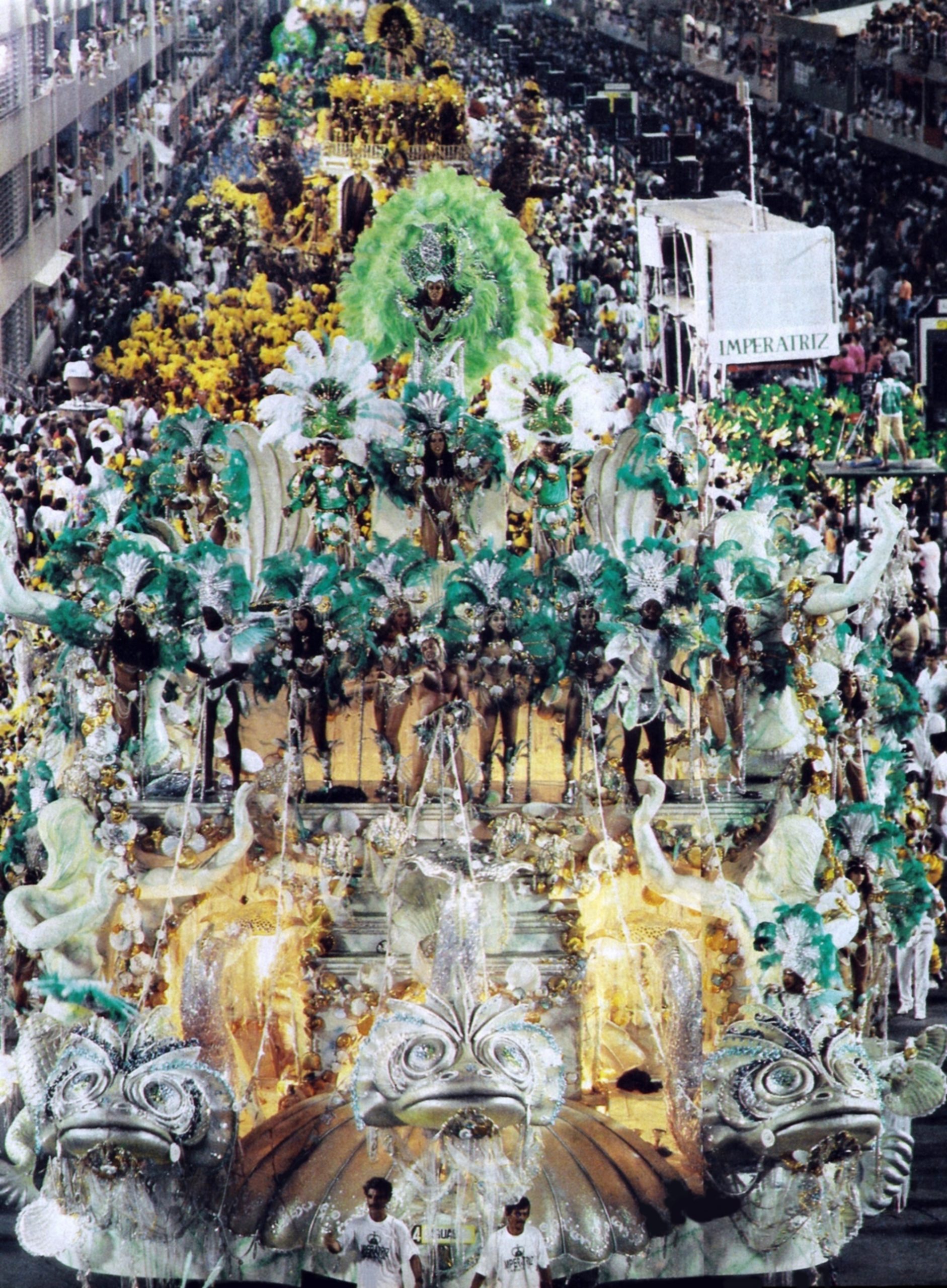 <p>A Imperatriz Leopoldinense voltou a ficar com o título, em 1994. O enredo era sobre uma história do Século XVI, em que cerca de cinquenta indígenas brasileiros foram transportados para a França. O intuito era representarem seus hábitos e costumes em uma festa para o Rei Henrique II e a Rainha Catarina de Médici. Rosa Magalhães foi a responsável pelo desenvolvimento.</p>
