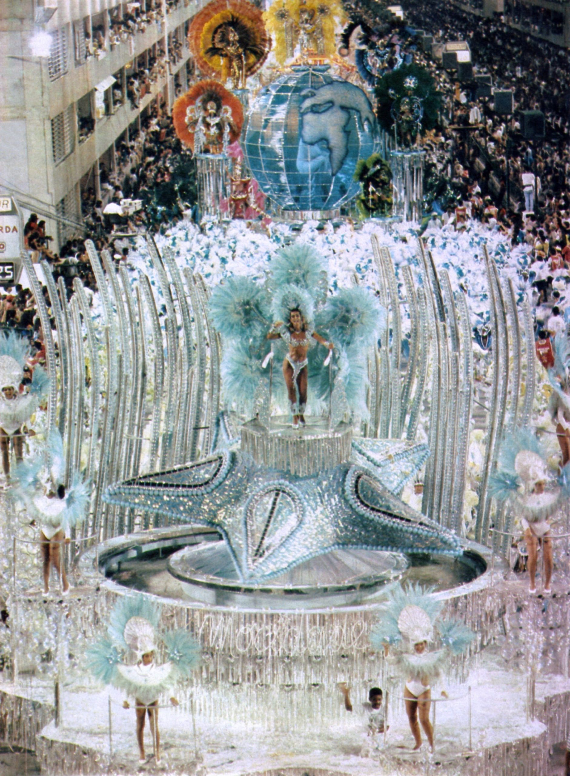 <p>A escola de Padre Miguel ficou com o bi em 1991, com um desfile sobre a água. O enredo “Chuê, Chuá, as Águas Vão Rolar” foi desenvolvido pelos carnavalescos Renato Lage e Lilian Rabello, que foram campeões pela segunda vez na elite do carnaval carioca.</p>
