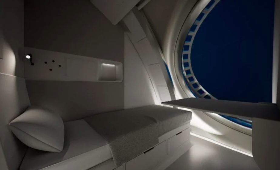 A empresa também deu detalhes sobre as acomodações. Eles afirmam que no quarto privado, uma pessoa com 1,80m de altura pode dormir confortavelmente, pois, além do espaço amplo, o cômodo também conta com grandes janelas. 