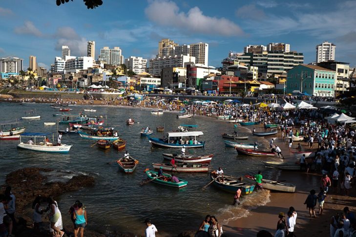 <p>Por lá, o bairro do Rio Vermelho, por exemplo, fica movimentado com uma ampla variedade de shows, festas e eventos. </p>
