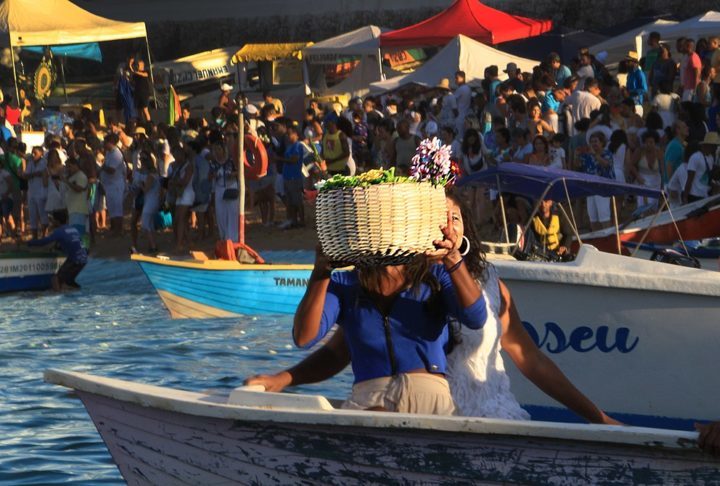 <p>Em Salvador, a Festa de Iemanjá é uma das mais populares e valorizadas do ano, atraindo uma multidão imensa de fiéis e admiradores às praias do Rio Vermelho.</p>
