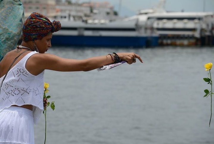 <p>Às primeiras horas da manhã, as oferendas são lançadas ao mar, em uma cerimônia que é acompanhada por muitos aplausos e gritos de alegria.</p>
