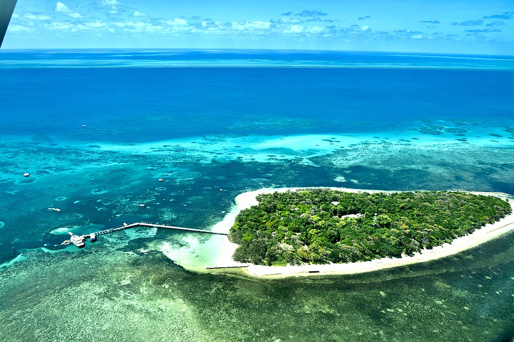 1º) Grande Barreira de Coral da Austrália: Por fim, a maior barreira de corais do mundo, localizada no Mar de Coral, ao largo da costa de Queensland, é composta por mais de 2.900 recifes individuais e 900 ilhas que se estendem por mais de 2.300 km em uma área de aproximadamente 344.400 km².