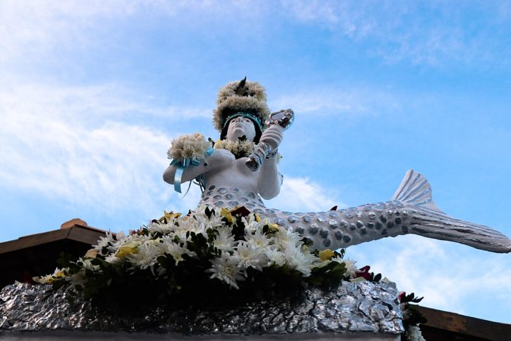 <p>A veneração por Iemanjá também é encontrada em outras partes das Américas, como em Cuba, onde é chamada de Yemayá, e no Uruguai.</p>
