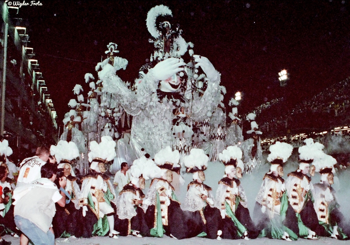 <p>Nos anos 90, as figuras dos coreógrafos Fábio de Mello e Carlinhos de Jesus foram essenciais para uma transformação neste quesito. Outros elementos passaram a compor a fantasia e fazer parte da coreografia. Adereços de mão que ajudavam a apresentar o enredo como guarda-chuvas, malas, leques, entre outros. </p>
