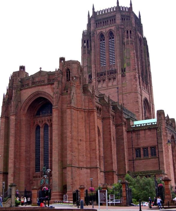Com 118,7m de comprimento, é a catedral mais extensa do mundo, embora não seja a maior. O seu campanário, com 100,8m de altura, é o mais elevado dentre todas as catedrais existentes. E a igreja abriga o sino mais pesado do Reino Unido: 16,8 toneladas!