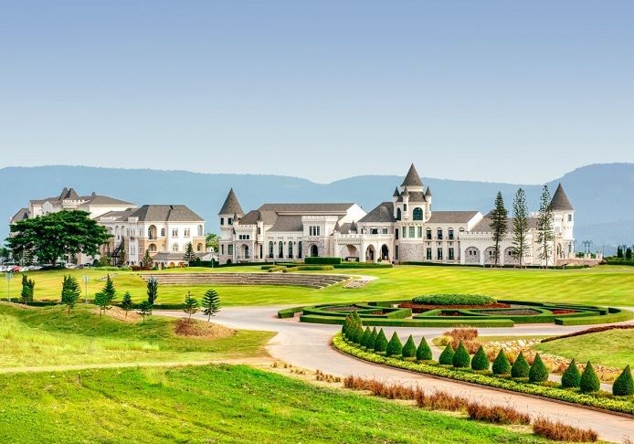 AlÃ©m disso, bem prÃ³ximo dali, hÃ¡ o Movenpick, um outro resort de marca internacional que se destaca por seu hotel com aparÃªncia de castelo e pelo seu campo de golfe com 18 buracos!-divulgaÃ§Ã£o Movenpick Resort