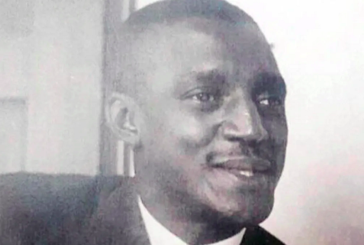 <p>Originário da Pequena África, que incluía os bairros da Gamboa, Praça Onze e Saúde, Paulo da Portela trouxe sua experiência cultural dessa parte da cidade para a Zona Norte.</p>
