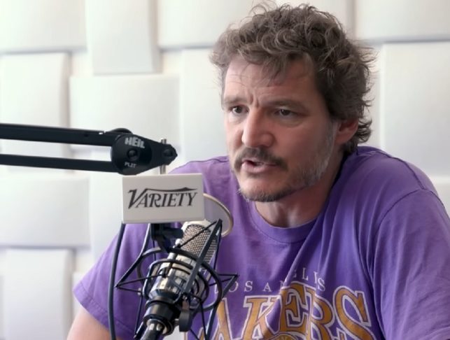 Algumas curiosidades sobre o ator é que ele é fluente em espanhol, inglês e alemão, além de ser um grande fã de futebol — e torcedor declarado do Club Universidad de Chile.